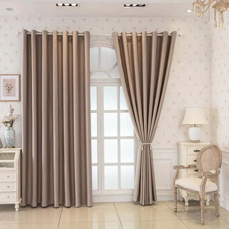 Conjunto com 2 cortinas blackout, com forro preto para vedação total, perfeitas para sala de estar, quarto, sala de jantar e escritório em casa.