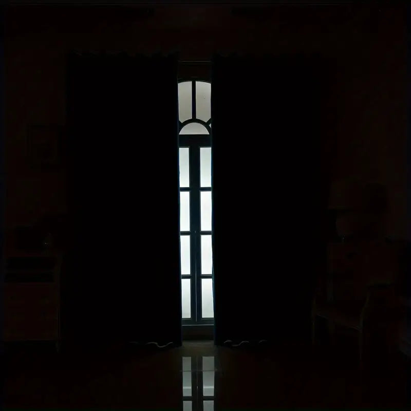 Conjunto com 2 cortinas blackout, com forro preto para vedação total, perfeitas para sala de estar, quarto, sala de jantar e escritório em casa.