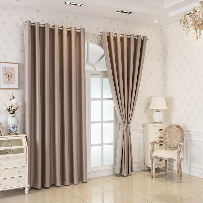 Conjunto com 2 cortinas blackout, com forro preto para vedação total, perfeitas para sala de estar, quarto, sala de jantar e escritório em casa.