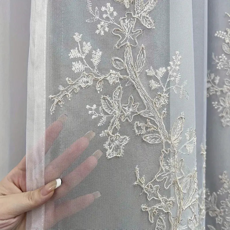 Cortina Dupla com Bordado e Renda - Tecido Semi-Blackout com Ilhós Superior, Ideal para Quarto, Sala, Porta de Correr e Decoração Residencial