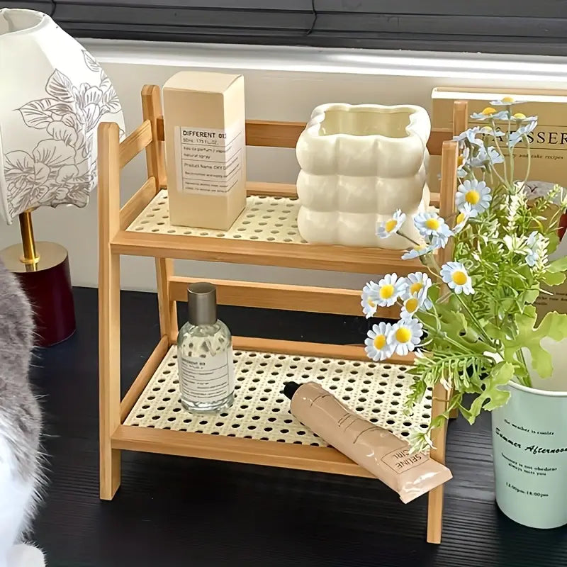 Organizador de Mesa em Rattan com 2 Níveis — Prateleira Elegante e Funcional para Escritório, Cantinho do Café ou Decoração