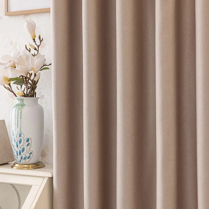 Conjunto com 2 cortinas blackout, com forro preto para vedação total, perfeitas para sala de estar, quarto, sala de jantar e escritório em casa.