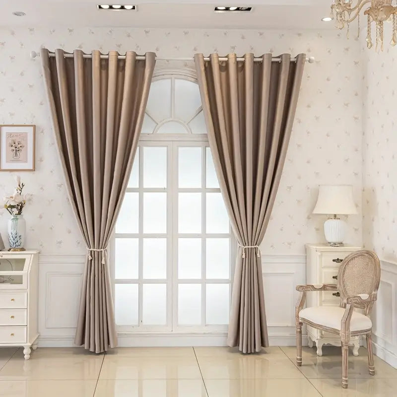 Conjunto com 2 cortinas blackout, com forro preto para vedação total, perfeitas para sala de estar, quarto, sala de jantar e escritório em casa.