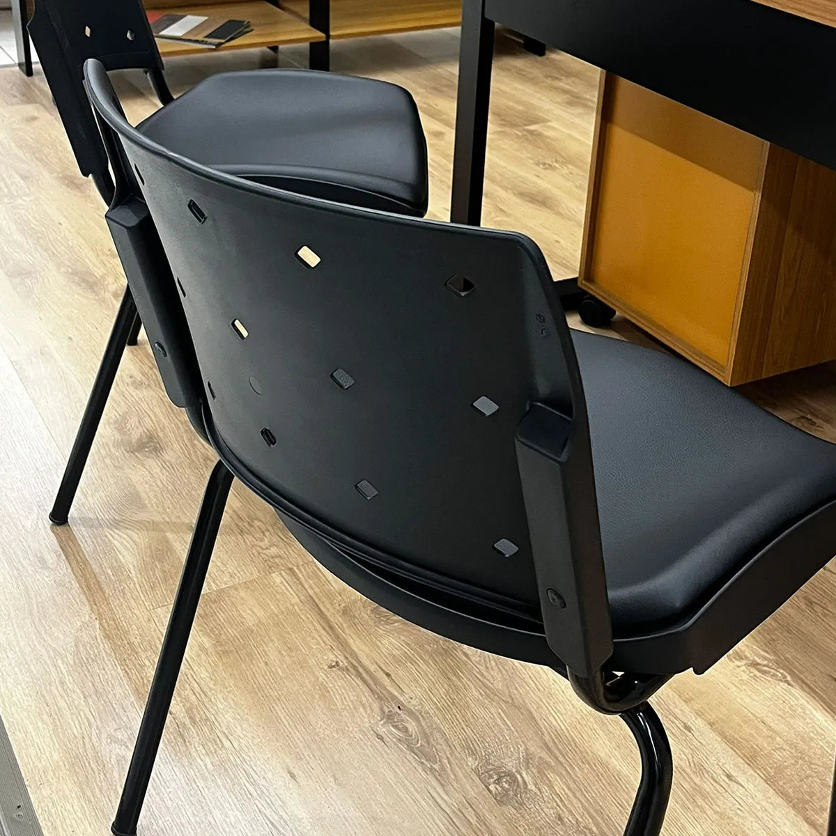 Kit com 2 Cadeiras Fixas Ergonômicas NR 17 para Escritório com Assento Estofado F5